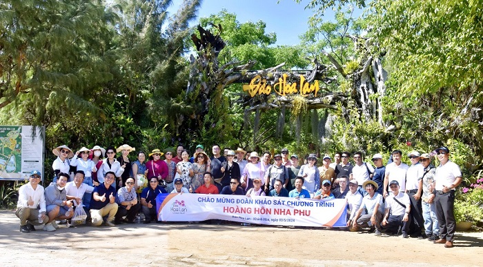 Đoàn khảo sát tour “Hoàng hôn Nha Phu” chụp hình lưu niệm trên đảo Hoa Lan